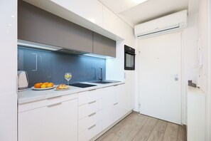 Kühlschrank, Ofen, Herdplatte, Geschirrspüler