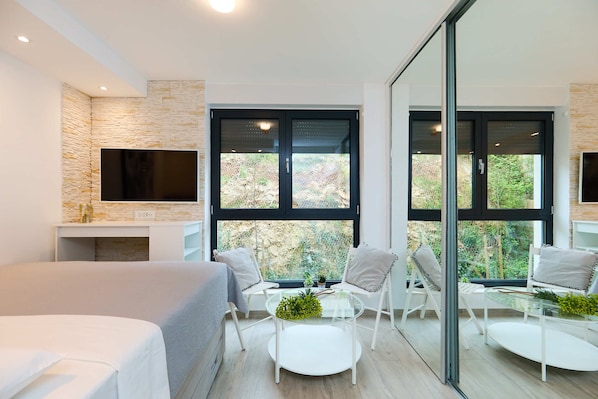 Tabla de planchar con plancha, wifi gratis y ropa de cama