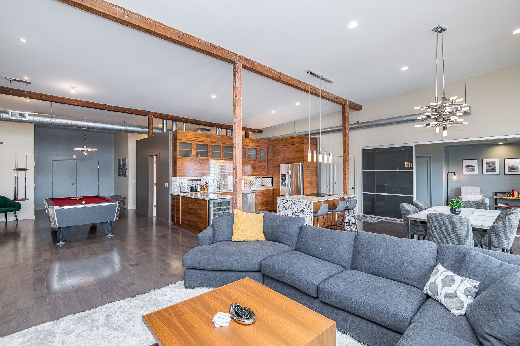 Luxury 3 bed/2.5 Bath Downtown Condo