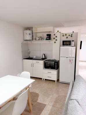 Premium-Apartment | Eigene Küche | Großer Kühlschrank, Mikrowelle, Ofen, Toaster
