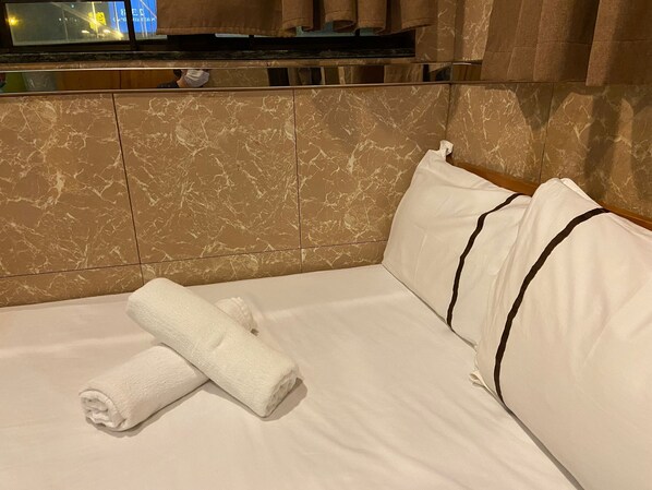 Standard Double Room | Desk, laptop workspace, free WiFi - Famous Guesthouse (Kowloon)