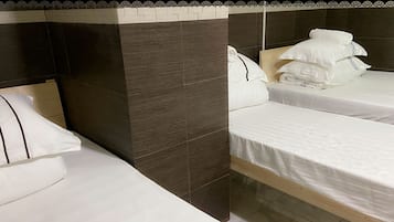 Family Room | Desk, laptop workspace, free WiFi