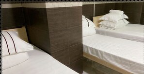 Family Room | Desk, laptop workspace, free WiFi - Famous Guesthouse (Kowloon)