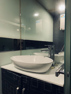 Ducha, secador de pelo, toallas