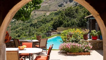 Villa | 3 bedrooms, soundproofing, iron/ironing board, free WiFi