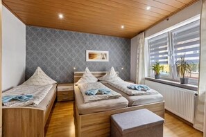 2 chambres, coffres-forts dans les chambres, lit parapluie