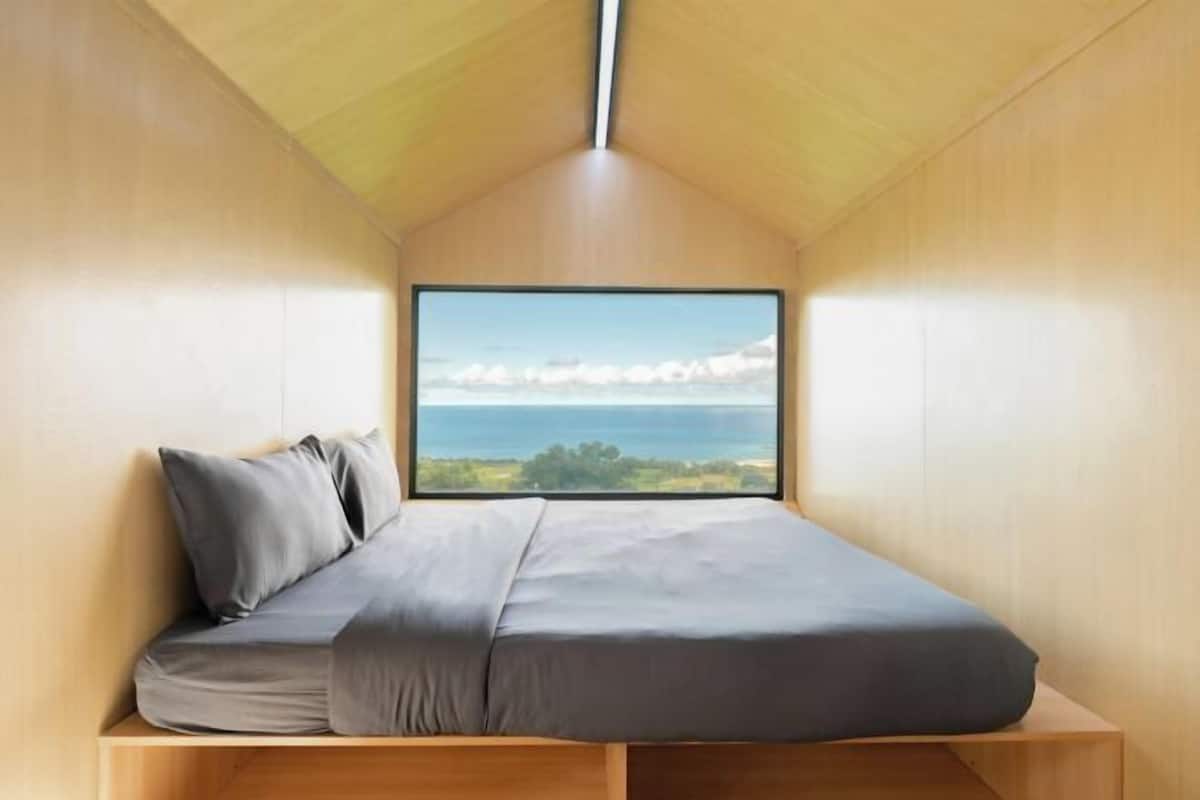 Espacio para trabajar con laptop, wifi gratis y ropa de cama