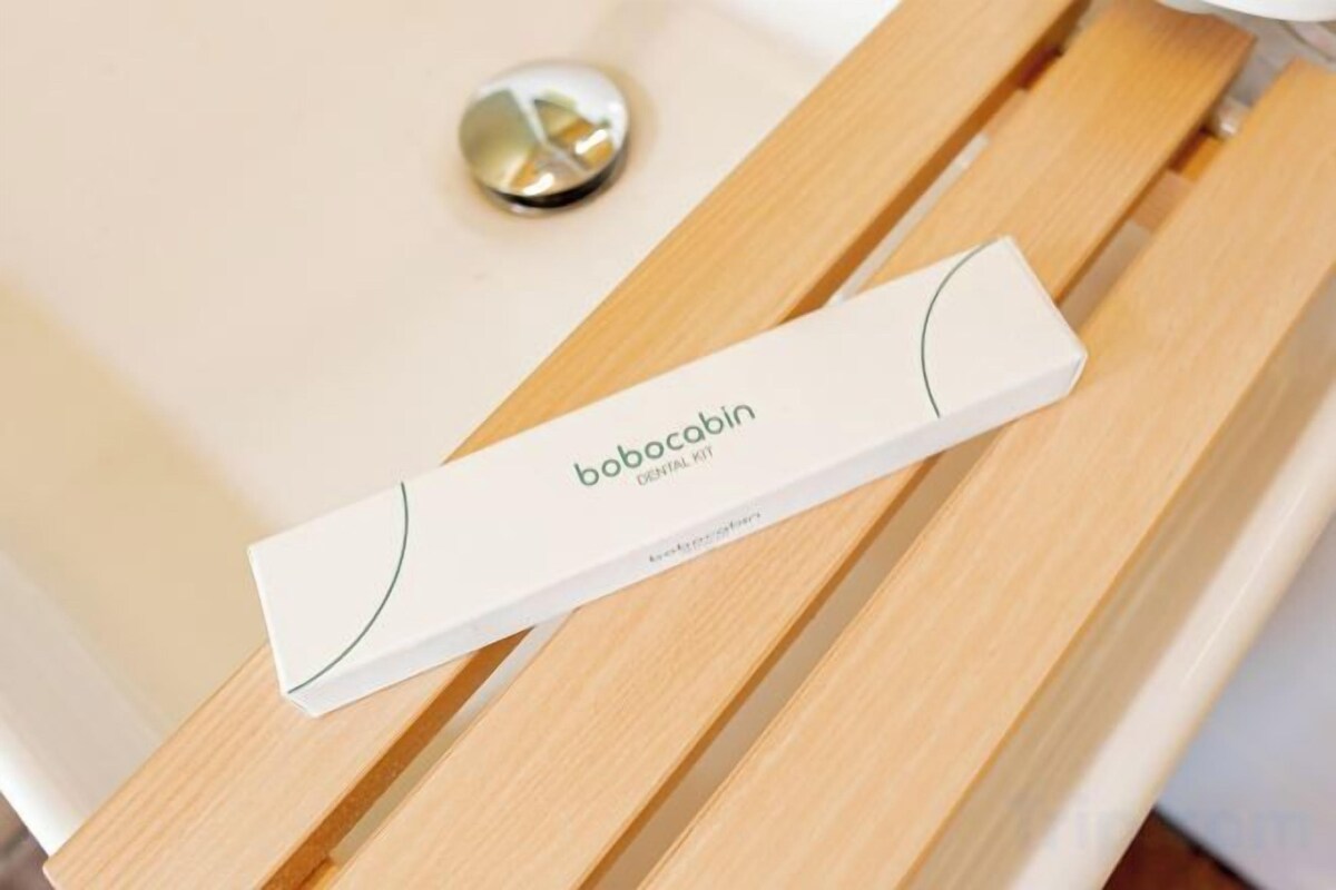 Una caja blanca con la etiqueta 'bobocabin' sobre un banco de madera.