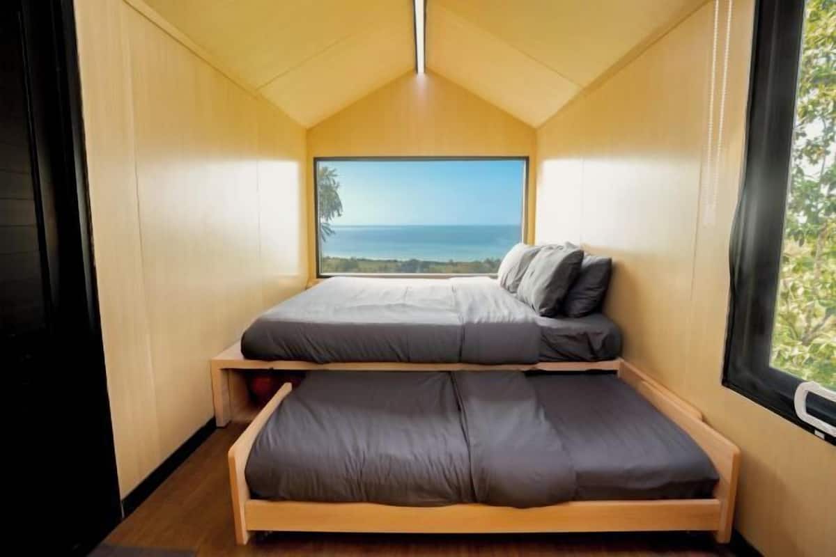 Espacio para trabajar con laptop, wifi gratis y ropa de cama
