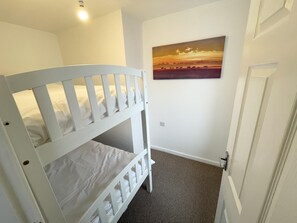 Appartement, Plusieurs lits | 2 chambres, accès au Wi-Fi (inclus), literie fournie