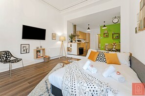 1 bedroom, desk, internet, bed sheets