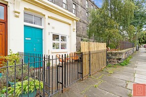 Exterior - Cheerful Stays: Spacious main door flat in Leith (Edinburgh)