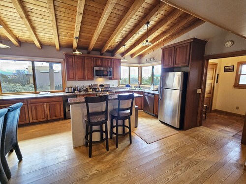 Luxury Adobe Gem - Epic Mountain Views, Hot Tub, Foosball, Loft