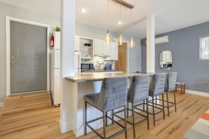 Fridge, microwave, oven, stovetop - Emerald City - 1 mi to DT (Bentonville)