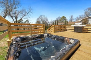 Outdoor spa tub - Emerald City - 1 mi to DT (Bentonville)