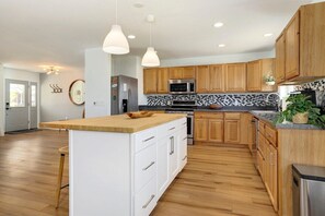 Fridge, microwave, oven, stovetop - Emerald City - 1 mi to DT (Bentonville)