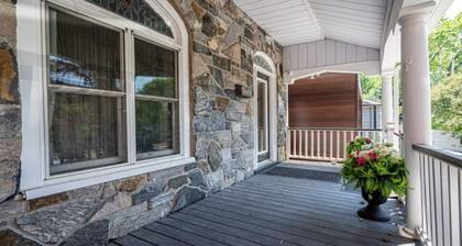 Beach House Oasis - 2BR Apartment with backyard patio in the Beaches Area