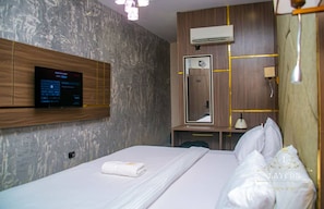 Egyptian cotton sheets, premium bedding, memory foam beds, desk - Laycon Hotel & Suites (Lekki)