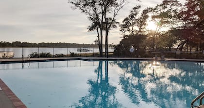 Coastal condo with excellent views, balcony, washer/dryer, & AC - pool access