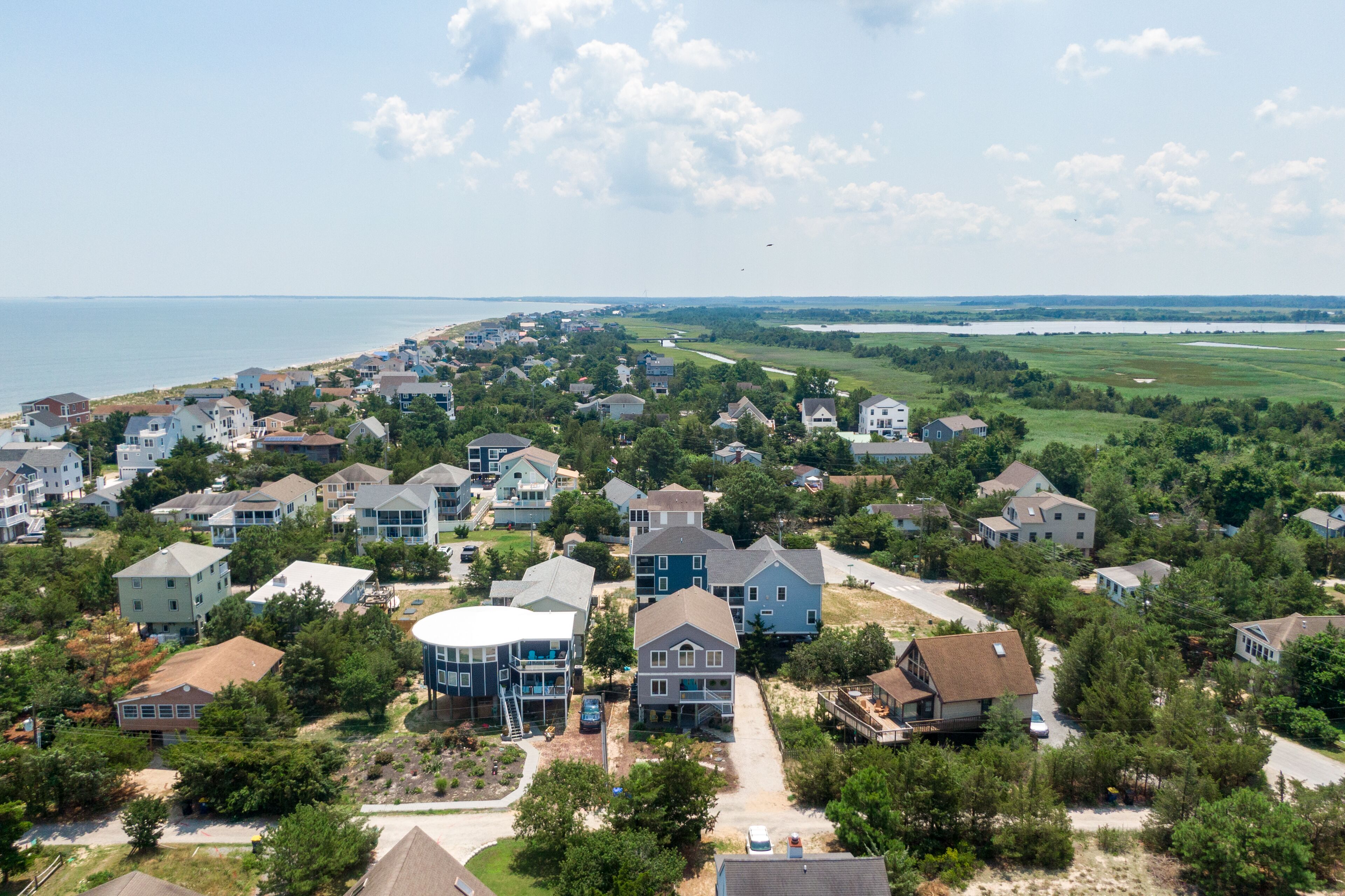 Una zona residencial con casas, una playa y un campo de golf.
