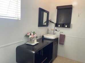 Dusj, hårføner, håndklær og såpe