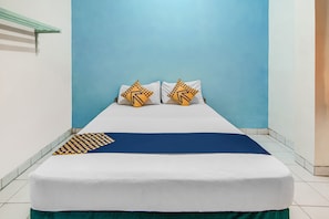 Basic Double Room | Desk