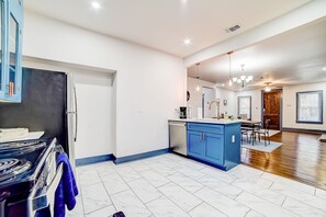 冰箱、微波炉、烤箱、炉灶