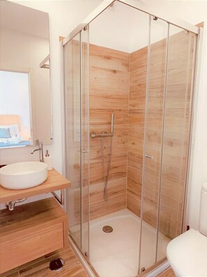 Haartrockner, Handtücher, Shampoo, Toilettenpapier