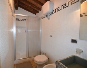 Haartrockner, Handtücher, Toilettenpapier