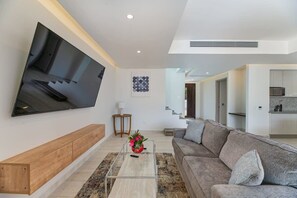 Een televisie en een kantoor