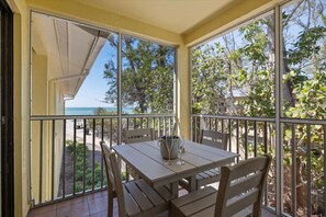 屋外ダイニングエリア