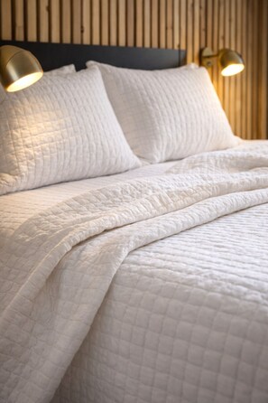 2 Schlafzimmer, Schreibtisch, Bügeleisen/Bügelbrett, Reisekinderbett