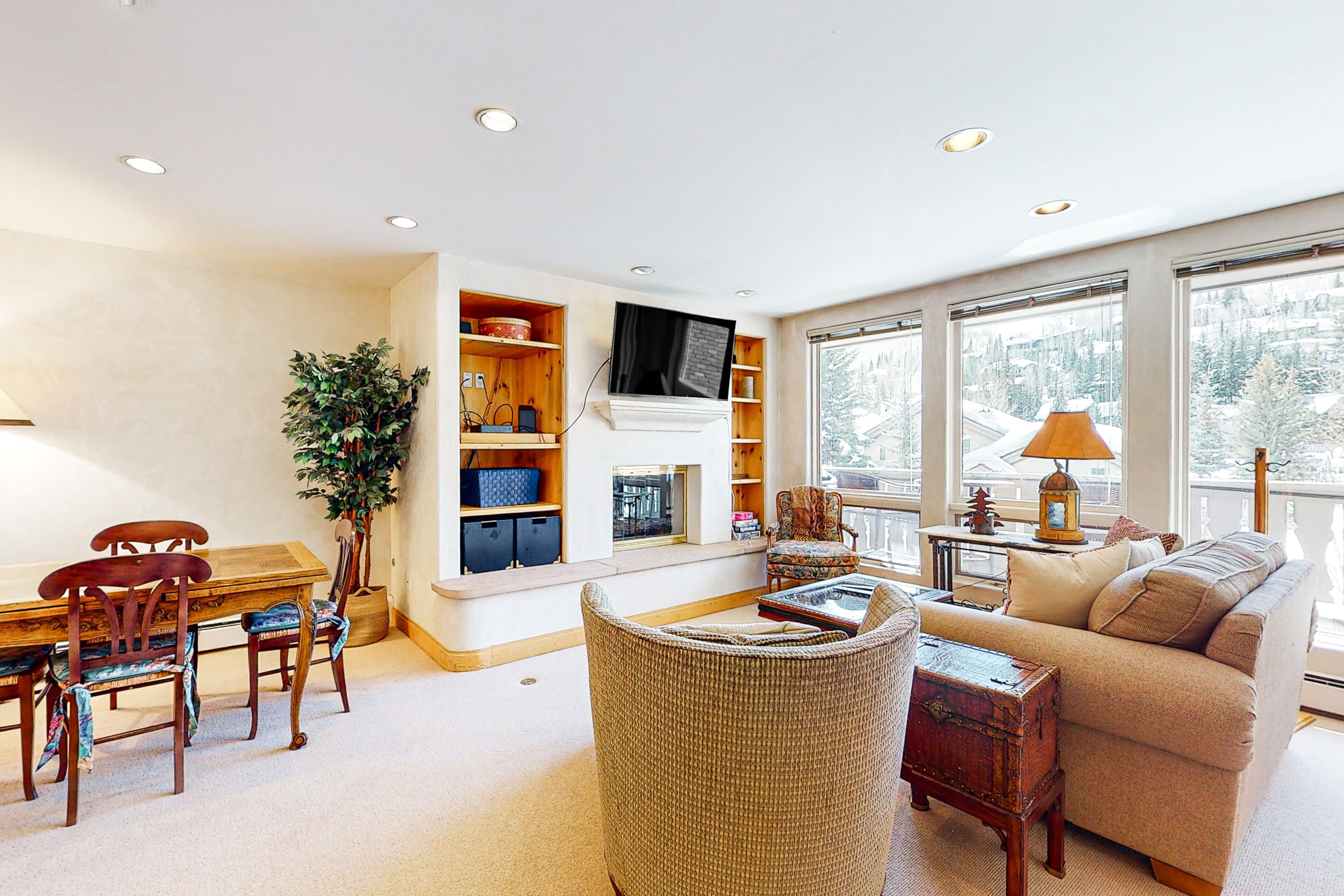 Vail Village condo with mountain view, fireplace & prime walk-to-lift location