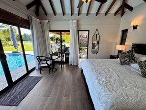 6 عدّة غرف نوم وخزنة داخل الغرفة ومكتب ومكواة/لوح كي