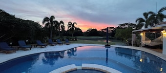 Villa Solara 6 -Luxury 6 Bedroom Villa w Pool, Jacuzzi - Golf & Lake View