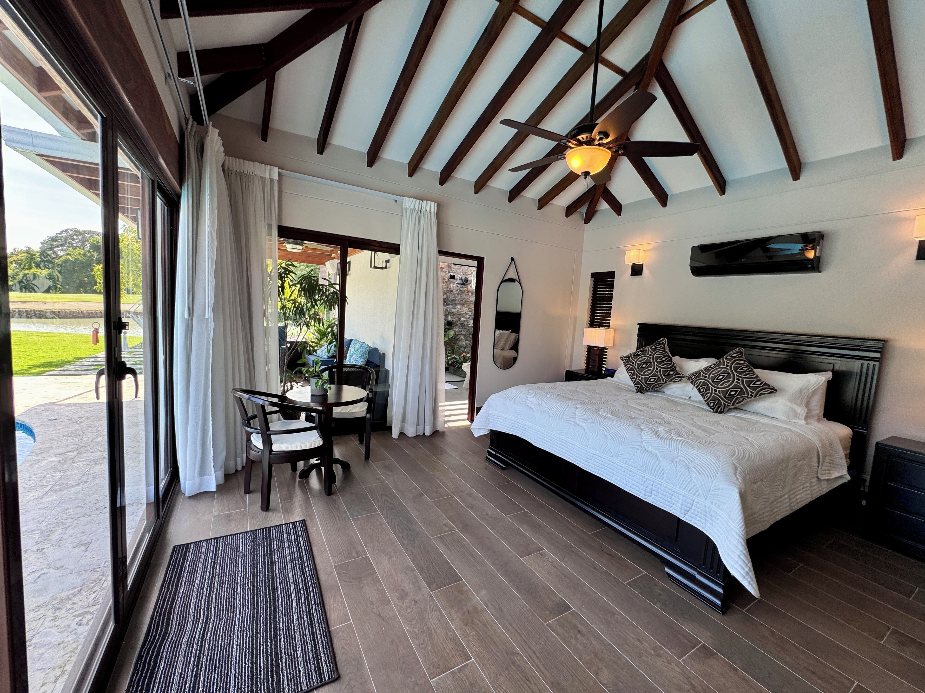 6 habitaciones, caja de seguridad en la habitación y escritorio 