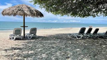 Chaises longues, serviettes de plage