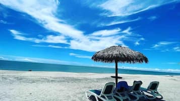 Sillas reclinables de playa, toallas de playa