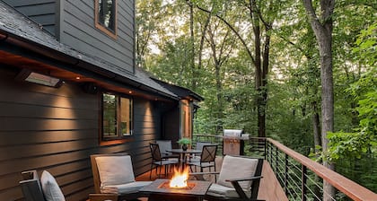 Secluded Cabin; Mountain Chalet w/ Hot Tub on 5 acre lot
