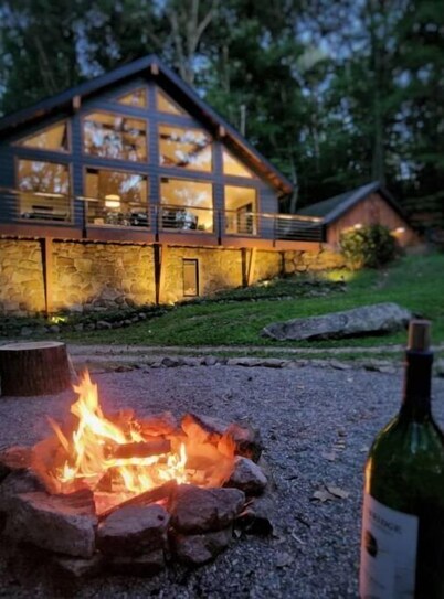 Secluded Cabin; Mountain Chalet w/ Hot Tub on 5 acre lot