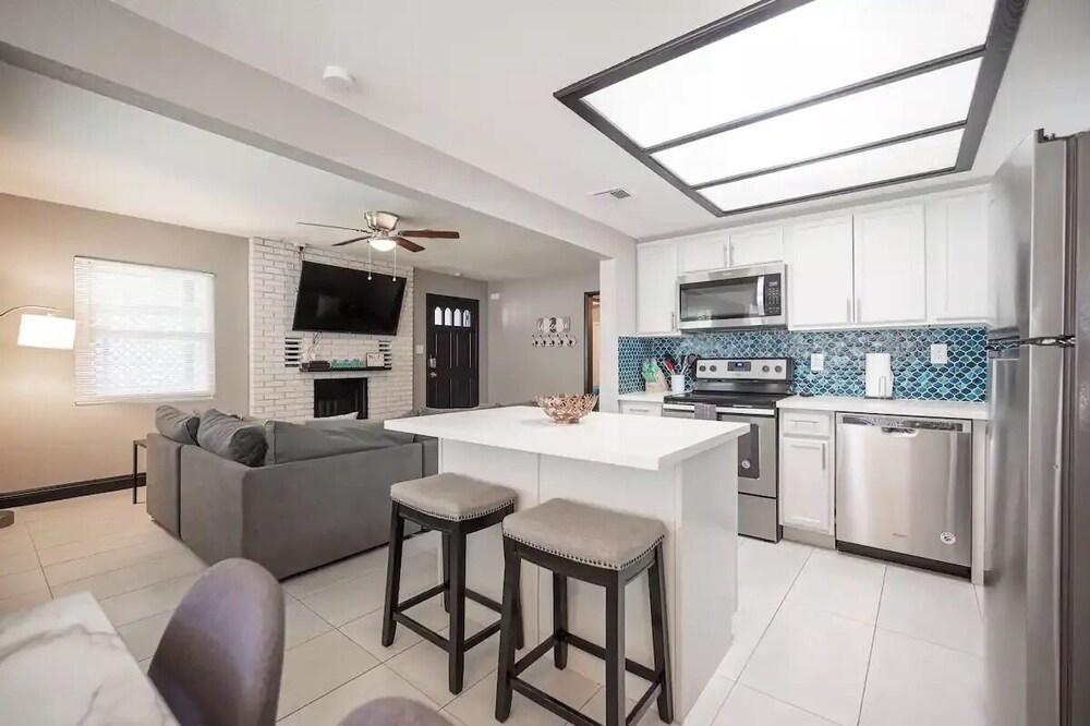 Heavenly 4 bedroom, walk to shopping & downtown!!