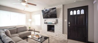 Heavenly 4 bedroom, walk to shopping & downtown!!