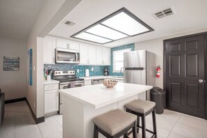 Private kitchen - Heavenly 4 bedroom, walk to shopping & downtown!! (Henderson)