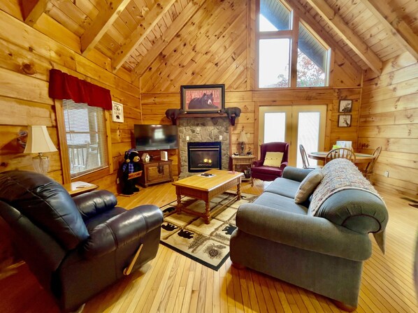 TV, fireplace - BEARFOOT - Romantic cabin perfect for two! (Townsend)