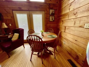 Dining - BEARFOOT - Romantic cabin perfect for two! (Townsend)