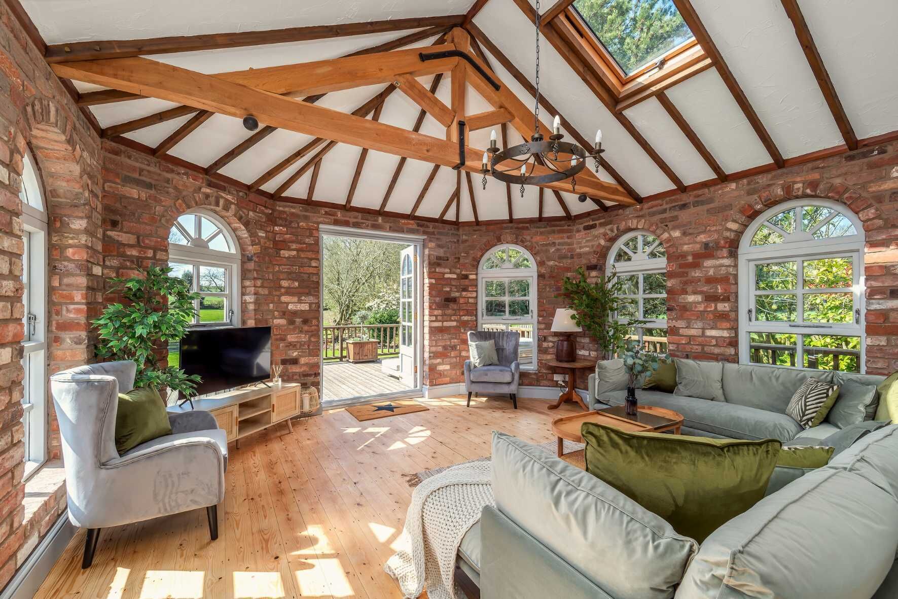 Televisor, llar de foc i oficines 