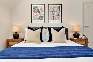 5 عدّة غرف نوم ومكواة/لوح كي وواي فاي وملاءات أسرّة