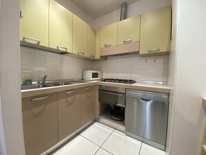 Kjøleskap, kokeplater, oppvaskmaskin og vannkoker