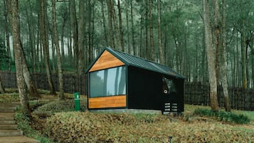 Deluxe Cabin, 1 King Bed | 2 bedrooms, desk, free WiFi, bed sheets