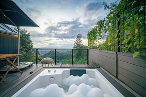 Hytte – deluxe, spabadekar, byutsikt | Terrasse/patio